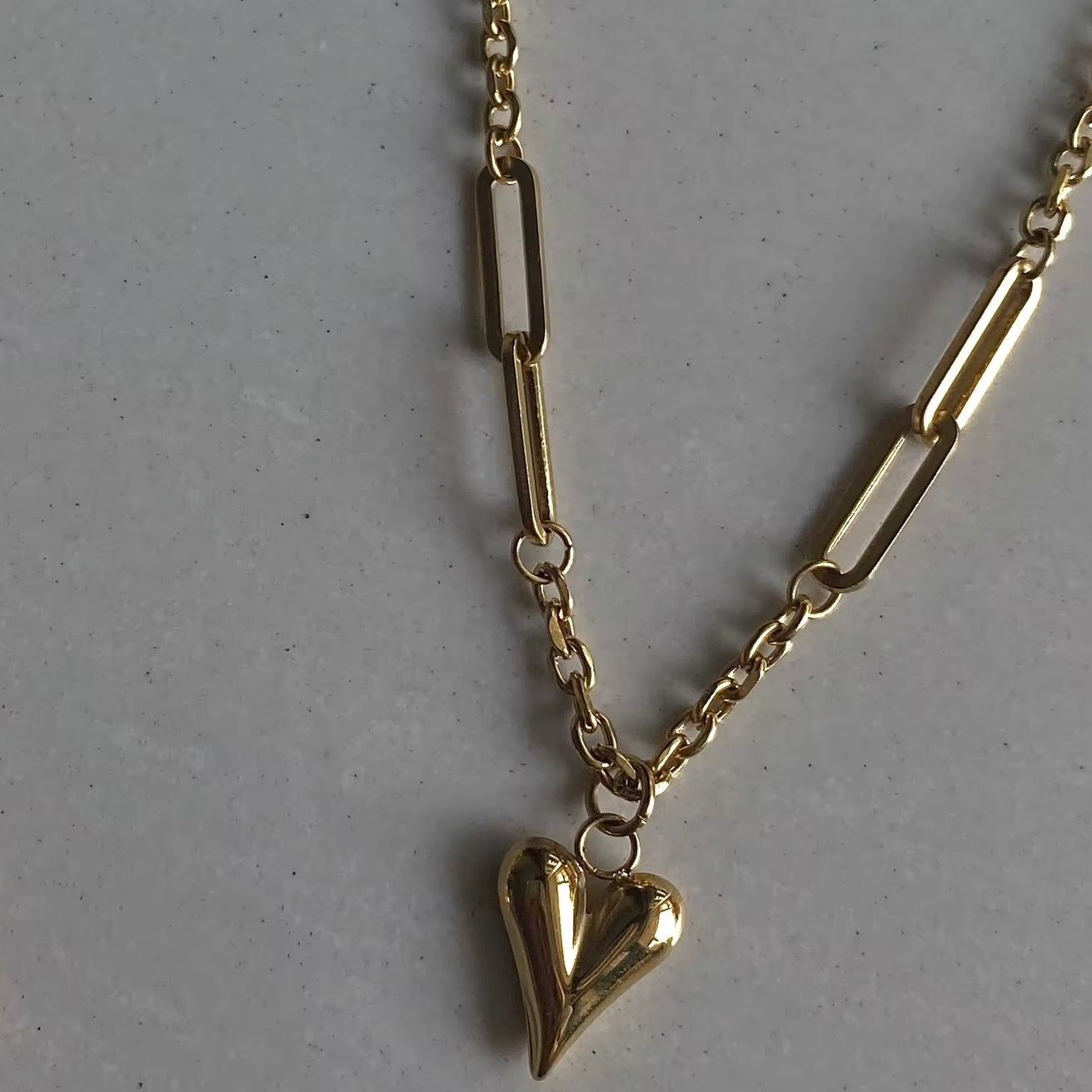 Vergrößerte Ansicht einer vergoldeten Edelstahl-Herzkette, anlaufbeständig und wasserfest.
