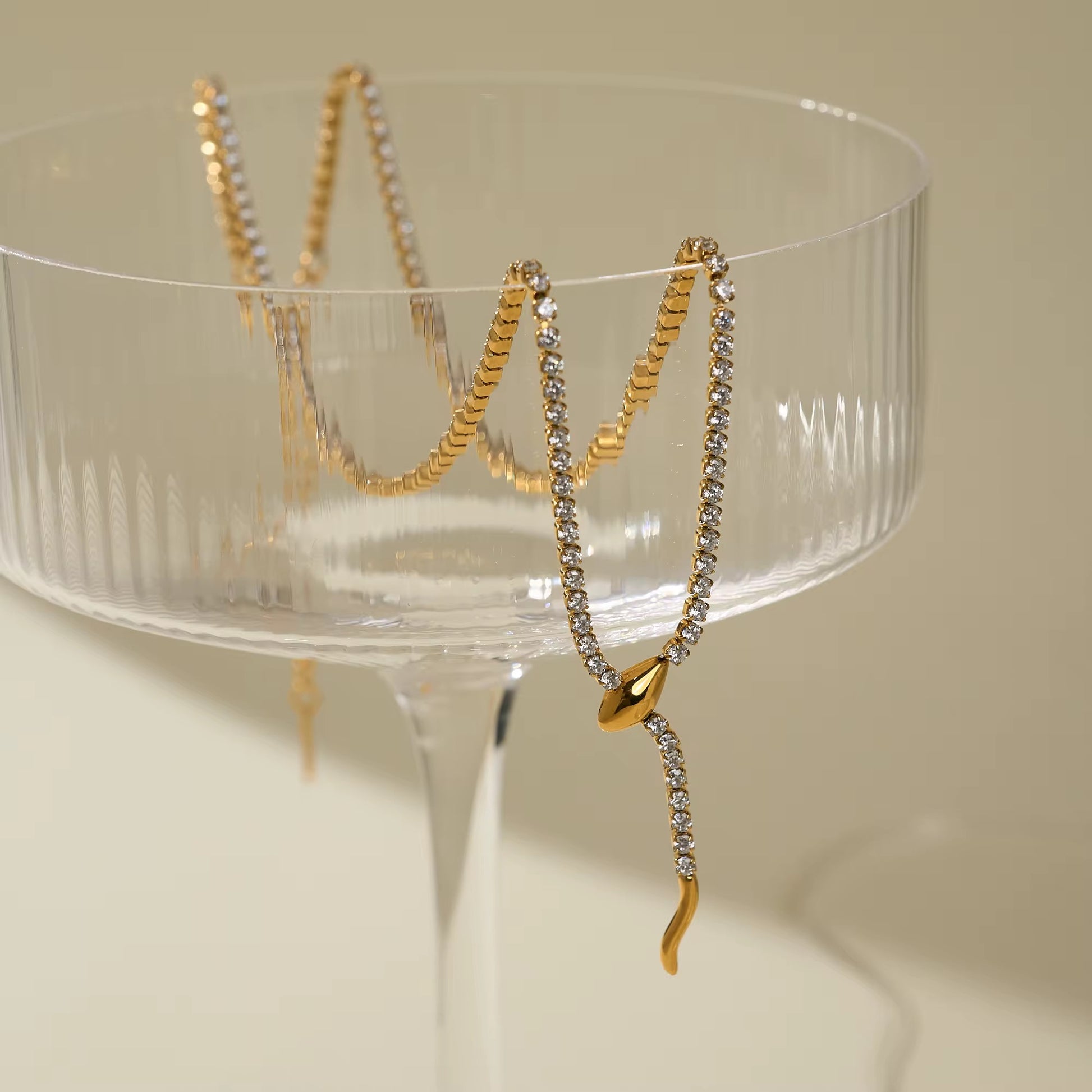 vergoldete edelstahlkette mit einem schlangenanhaenger