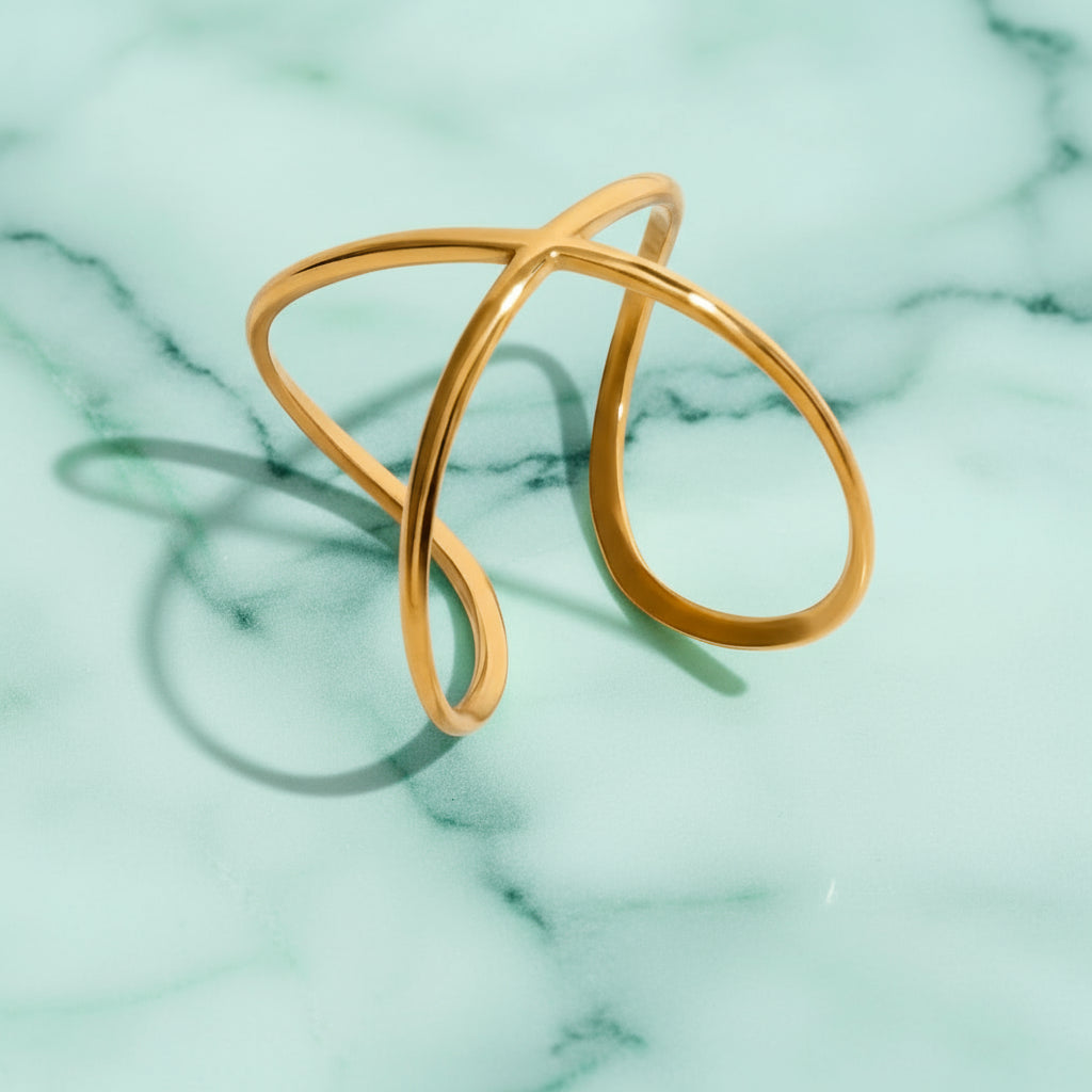 vergoldete edeltahl ring auf marmor