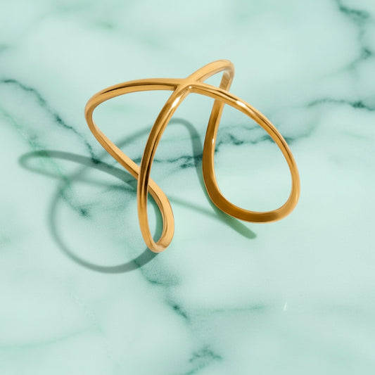 vergoldete edeltahl ring auf marmor