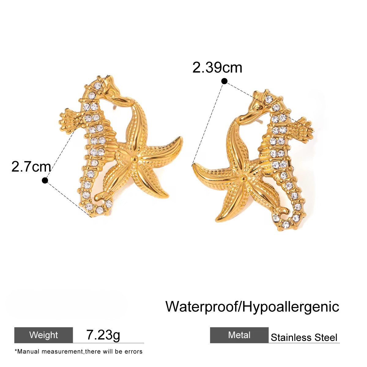 Ein Paar vergoldete Ohrringe aus Edelstahl in Form von Seepferdchen, präsentiert vor einem Naturhintergrund.