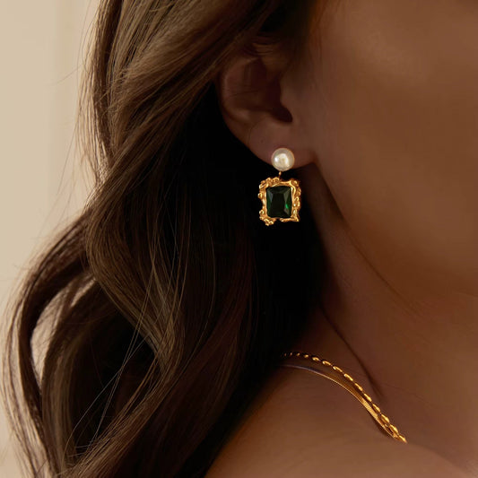 Vergoldete Ohrringe aus Edelstahl mit grünem Zirkonia-Edelstein