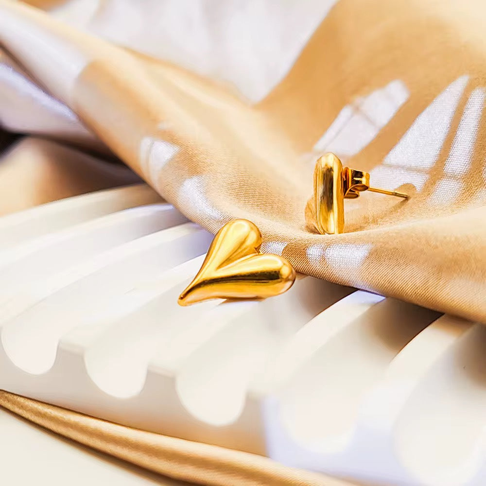 Nahaufnahme von vergoldeten Edelstahl-Herzohrringen